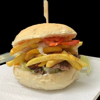 Hamburger patatine insalata bacon pomodoro maionese