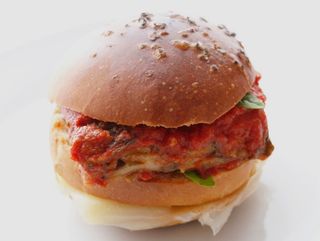 Panino con cacio cavallo sciolto è crema di pomodori secchi