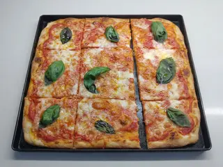 Teglia Margherita tagliata a 24 fette