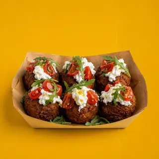 Polpette di bufala, con Rucola, Pomodorini e Stracciata di bufala.