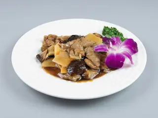 Manzo con funghi e bambù