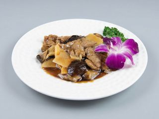 Manzo con funghi e bambù