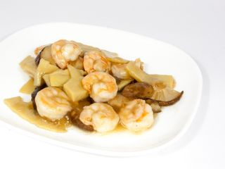 Gamberi con funghi e bambù