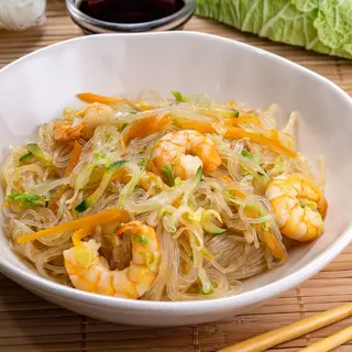 Spaghetti di soia con verdure e gamberi