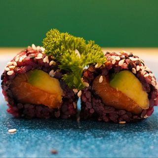 383. BLACK SALMON ROLL (8 pz)