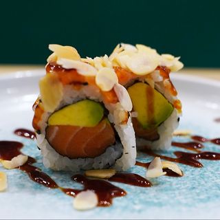 363. SAKE ALMOND ROLL (8 pz)