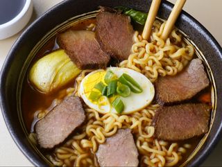 71. RAMEN IN BRODO CON CARNE 牛肉拉面