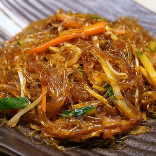 55. SPAGHETTI DI SOIA CON VERDURE E GAMBERI 虾仁粉丝