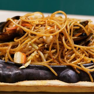 64. SPAGHETTI ALLA PIASTRA CON FRUTTI DI MARE 铁 板 海 鲜 面