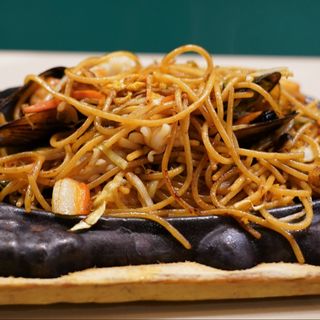 64. SPAGHETTI ALLA PIASTRA CON FRUTTI DI MARE 铁 板 海 鲜 面