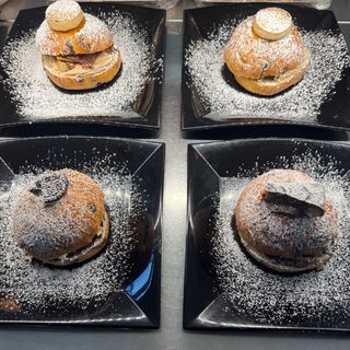 Brioche con crema lotus e granella di biscotto lotus