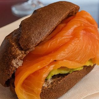 Sandwich salmone e avocado