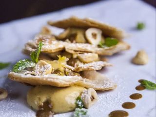 Millefoglie scomposta con amaretto, mandorle e caramello