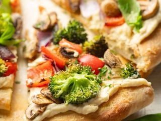 Focaccia gourmet alla pala: Hummus, Verdure e Robiola