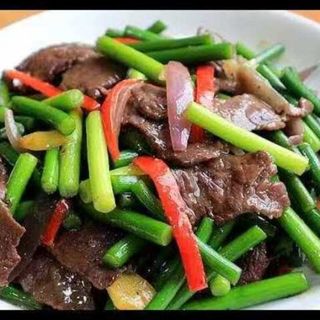 38.MANZO SALTATO CON VERDURE GERMOGLI D'AGLIO