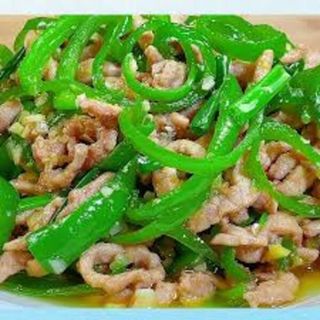 36.CARNE DI MAIALE SALTATO CON PEPERONCINI (POCO PICCANTE))