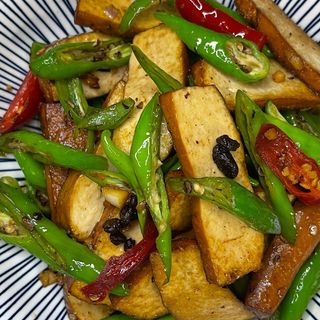 46.TOUFU DI SOIA SALTATO CON PEPERONCINI