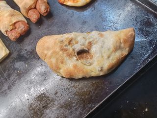 Calzone funghi e salsiccia