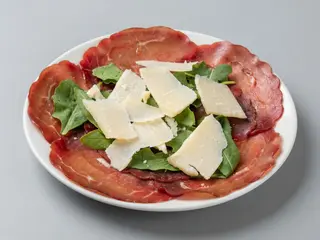 Antipasto bresaola, rucola e grana a scaglie