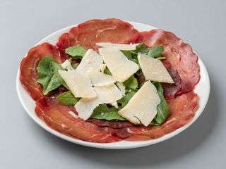 Antipasto bresaola, rucola e grana a scaglie