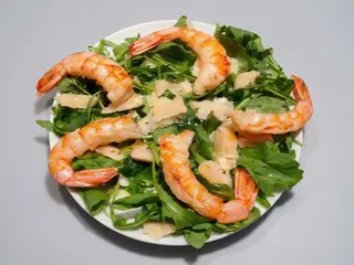 Antipasto gamberetti rucola e grana