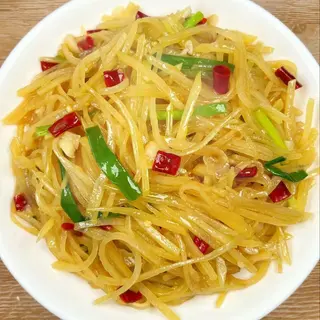 striscia di patate saltato agropiccante酸辣土豆丝