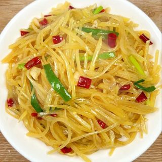 striscia di patate saltato agropiccante酸辣土豆丝