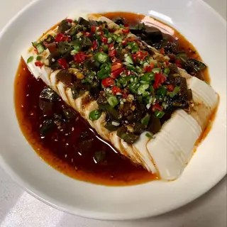 Tofu tenero con uova centenarie e salsa di soia皮蛋豆腐