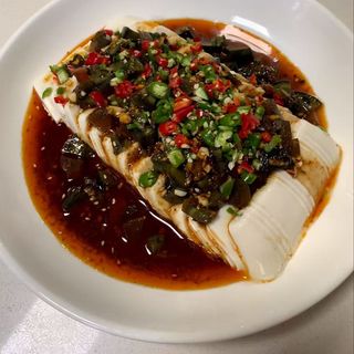 Tofu tenero con uova centenarie e salsa di soia皮蛋豆腐