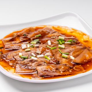 Lingua di manzo saltato alla salsa di soia扒牛舌