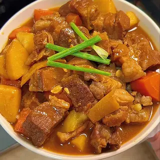 pancia di manzo stufato con patate土豆牛腩煲