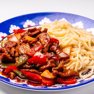Ramen miscelate con manzo saltato di peperoni过油肉拌面