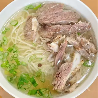 Ramen in brodo chiaro di agnello清汤羊肉面