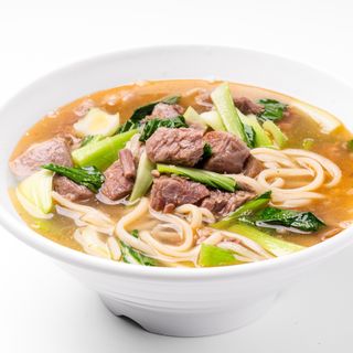 Ramen in brodo chiaro di manzo清汤牛肉面