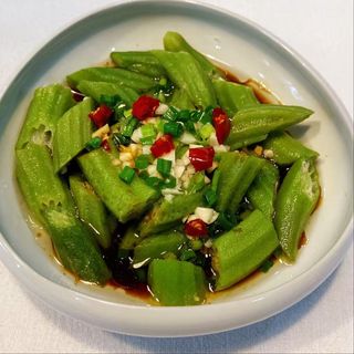 ocra condito alla salsa di soia e olio di porro葱油秋葵