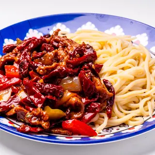 Ramen miscelate con manzo e peproncino辣皮子拌面