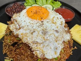 Nasi goreng con verdure e uovo