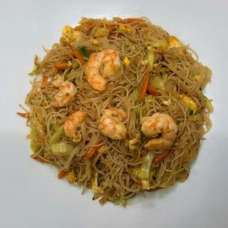 Spaghetti di riso con gamberi e verdura