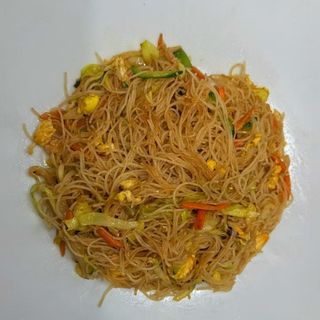 Spaghetti di riso con pollo e verdura