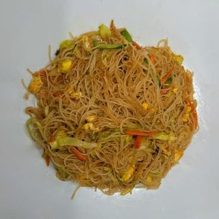 Spaghetti di riso con vitello e verdura