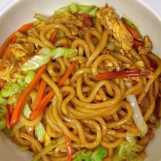 Spaghetti udon con gamberi e verdura