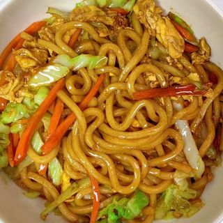 Spaghetti udon con pollo e verdura