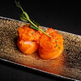 Gunkan giò spicy salmone