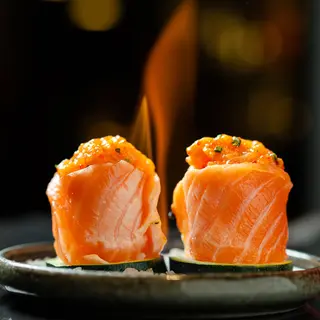 Gunkan giò spicy salmone flambè