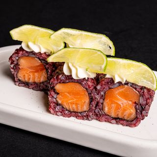 Uramaki venere roll