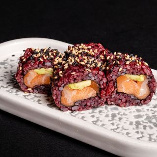 Uramaki black salmone