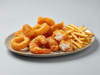 Fritto misto di pesce e patatine