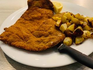 Cotoletta di pollo con patate al forno