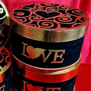 Box colazione  love tonda nera con ritaghli oro