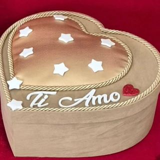 Box colazione cuore beige con stelle bianche